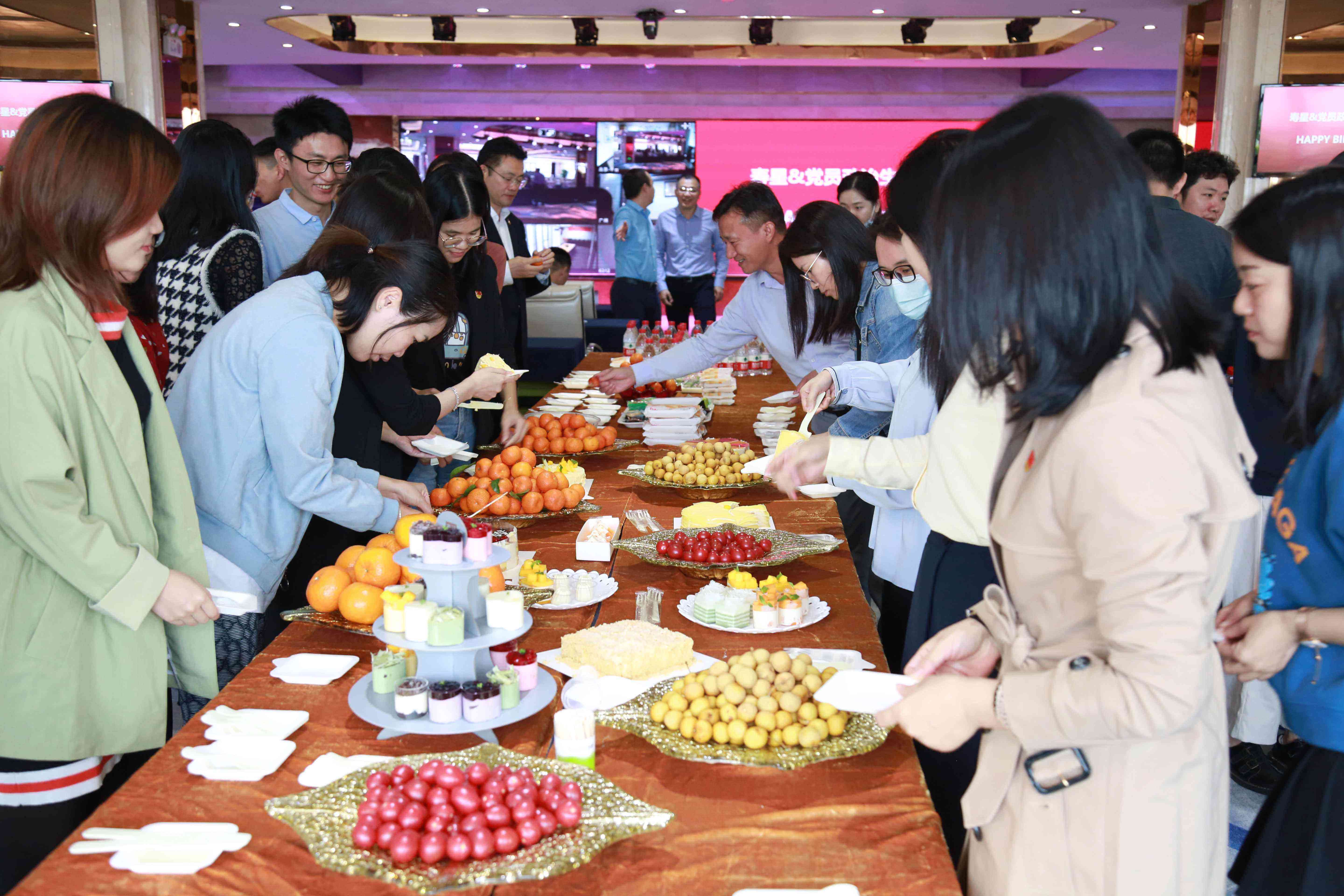 企业党建与文化相融合，点亮员工生日会