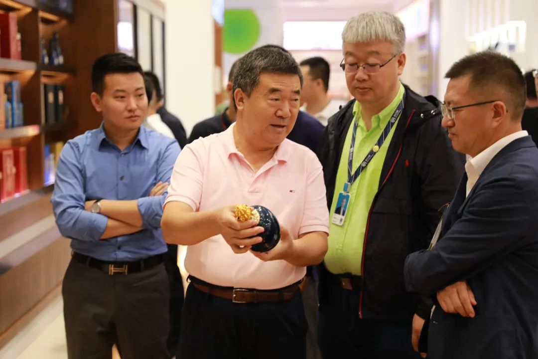 汾酒会见团一行到访尊龙凯时，探索清香型白酒生长新风向