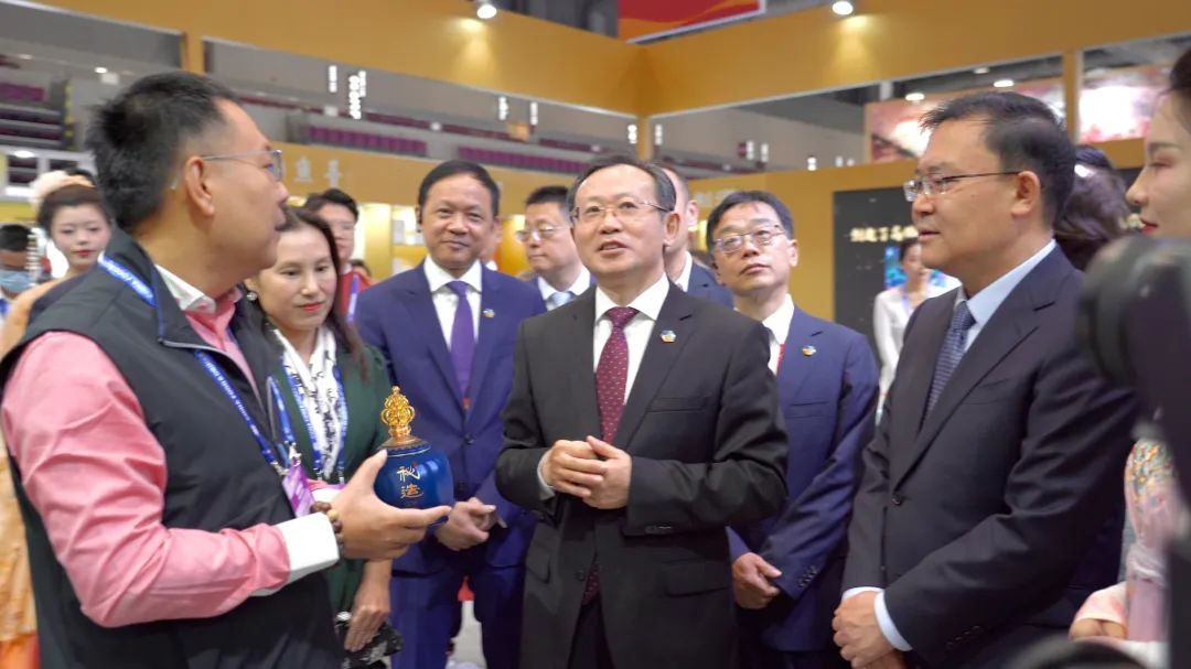 尊龙凯时白酒品牌矩阵亮相糖酒会,深圳市副市长王守睿莅临旅行指导